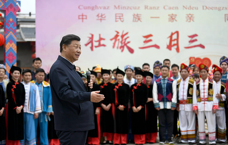 2021年4月27日，習(xí)近平總書記在南寧市廣西民族博物館外，同參加三月三“歌圩節(jié)”民族文化活動(dòng)的各族群眾親切交流。