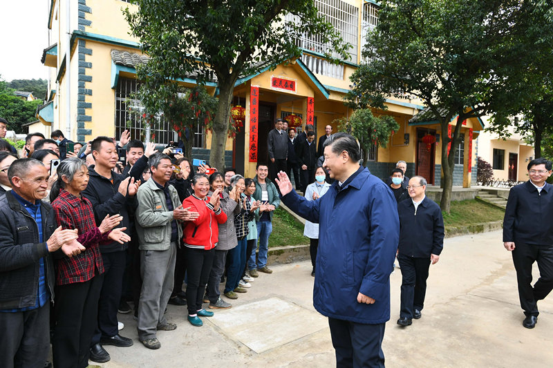 2021年4月25日，習(xí)近平總書記在桂林市全州縣才灣鎮(zhèn)毛竹山村考察時(shí)，同鄉(xiāng)親們親切交流。