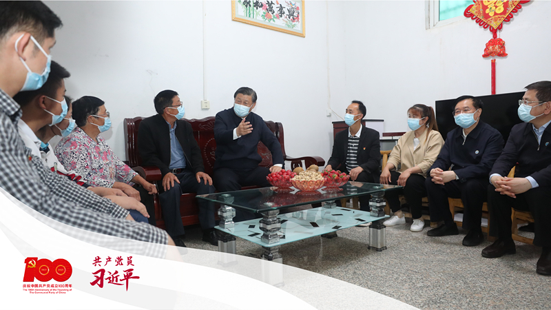 2021年5月13日下午，習近平總書記在河南省南陽市淅川縣九重鎮(zhèn)鄒莊村，同移民戶鄒新曾一家三代圍坐在一起聊家常。
