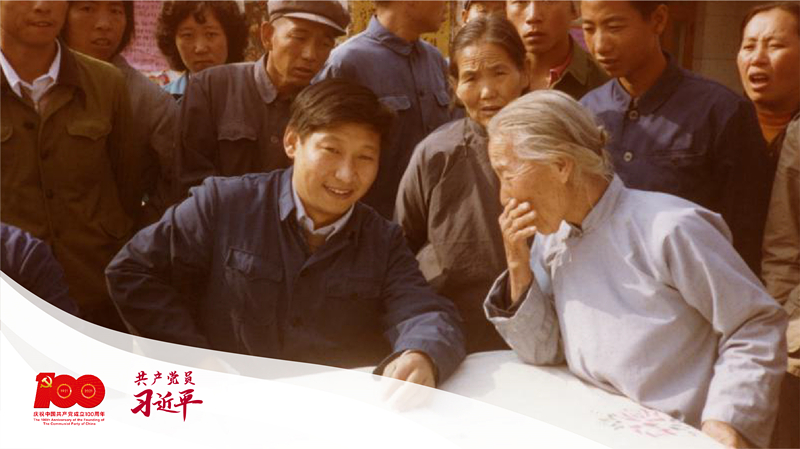 這是1983年，時任河北正定縣委書記的習(xí)近平（前排居中），臨時在大街上擺桌子聽取老百姓意見。
