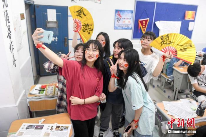資料圖：6月6日，2021年高考前夕，湖南長沙同升湖實驗學(xué)校高三年級，考生們在教室內(nèi)合影。 楊華峰 攝