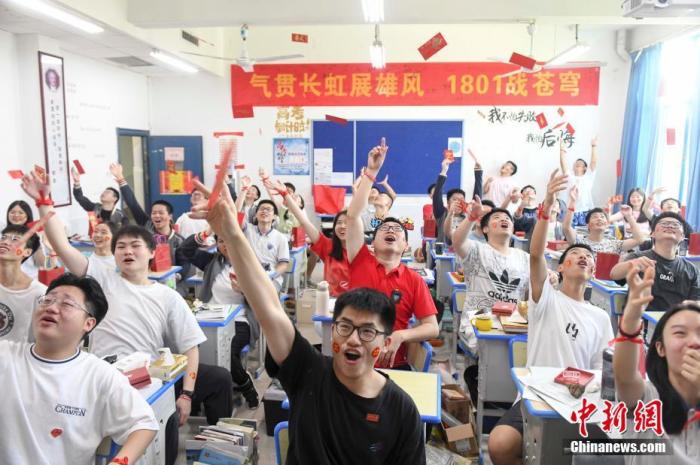 資料圖：6月6日，湖南長沙同升湖實驗學(xué)校教師與考生拋起紅包迎接高考。 楊華峰 攝