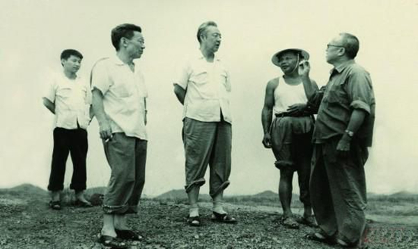 1978年8月，習(xí)仲勛（左三）在廣東惠陽(yáng)農(nóng)村調(diào)研。習(xí)近平（左一）利用暑期時(shí)間參加社會(huì)實(shí)踐，隨同父親一起下鄉(xiāng)。