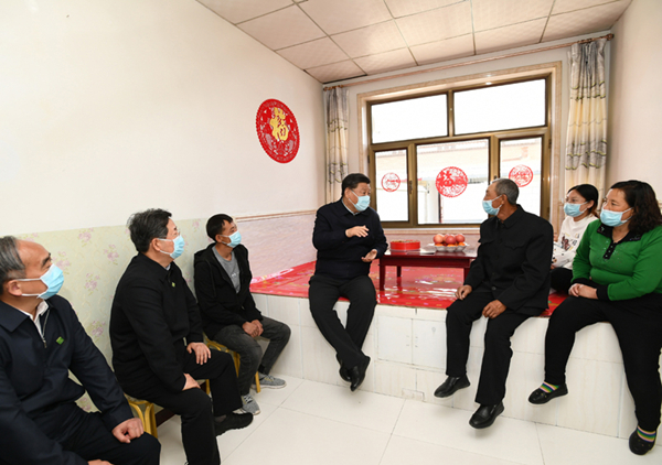 2020年5月11日，習(xí)近平在山西省大同市云州區(qū)西坪鎮(zhèn)坊城新村，同搬遷戶白高山一家人坐在炕沿兒上拉家常。