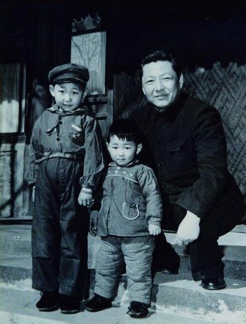 1958年，習(xí)仲勛與兒子習(xí)近平、習(xí)遠(yuǎn)平在一起。