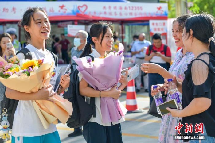 資料圖：6月10日，海南省?？谑泻Ｄ现袑W考點外，家長為剛剛走出考場的考生送上鮮花。當日，海南省2021年高考結束 。 <a target='_blank'  data-cke-saved- ><p  align=