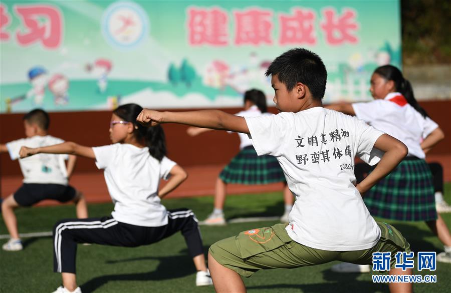 （習(xí)近平的小康故事·圖文互動）（3）“文明其精神，野蠻其體魄”——習(xí)近平同少年兒童的故事