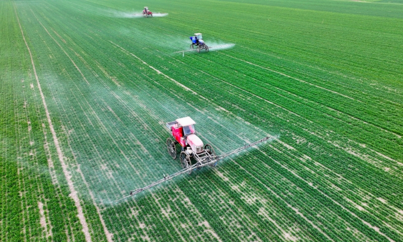 2024年2月18日，安徽省亳州市，利辛縣紀(jì)王場鄉(xiāng)孫老家村麥田，農(nóng)民駕駛自走式高桿噴霧機(jī)對小麥進(jìn)行噴藥作業(yè)。