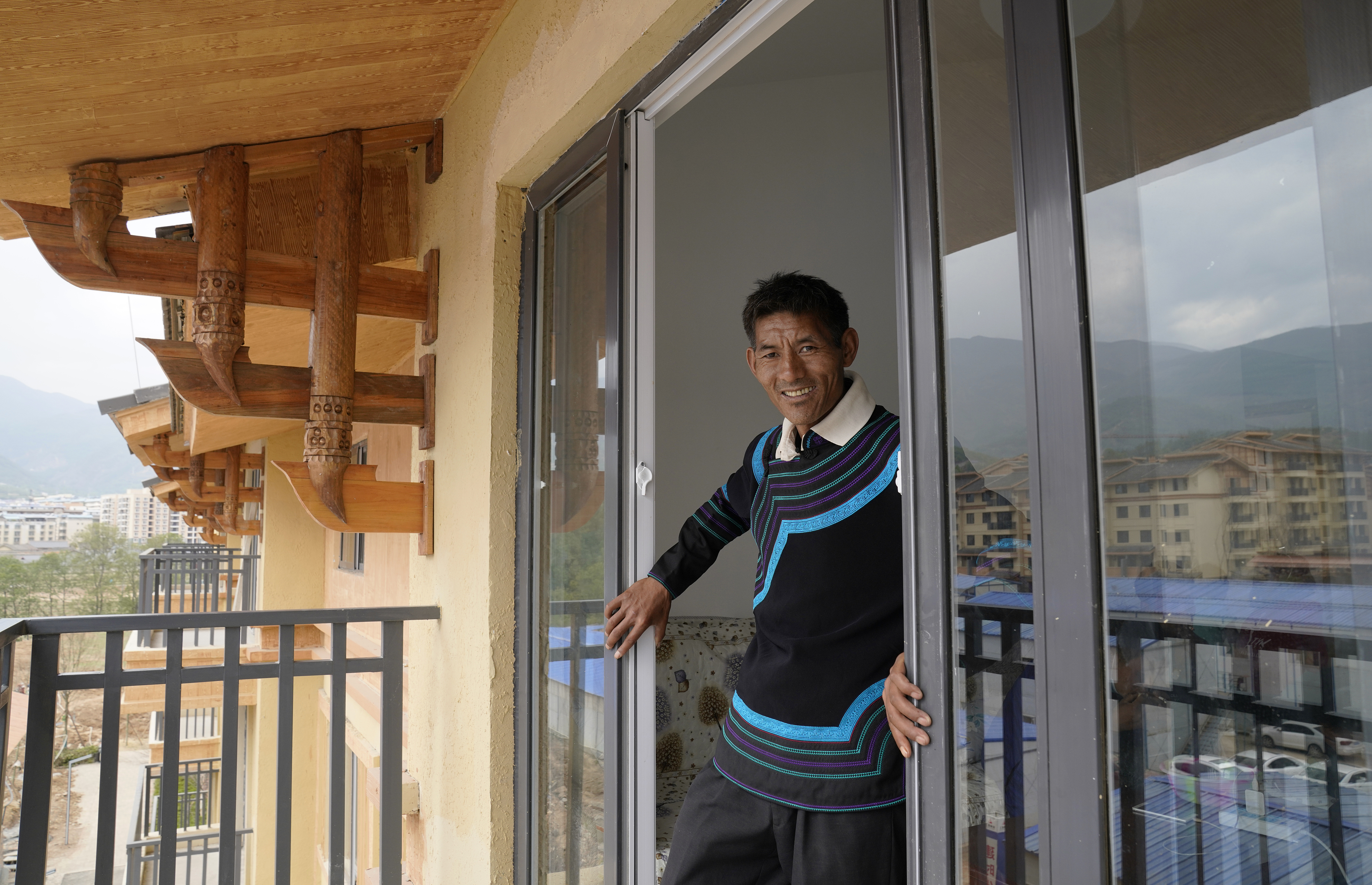 2020年5月14日，四川涼山彝族自治州昭覺(jué)縣，“懸崖村”村村民某色伍哈入住新房。