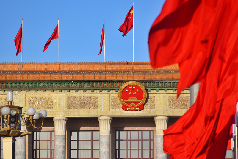 2024年3月8日，北京上空現(xiàn)“兩會藍”，人民大會堂前紅旗飄揚。